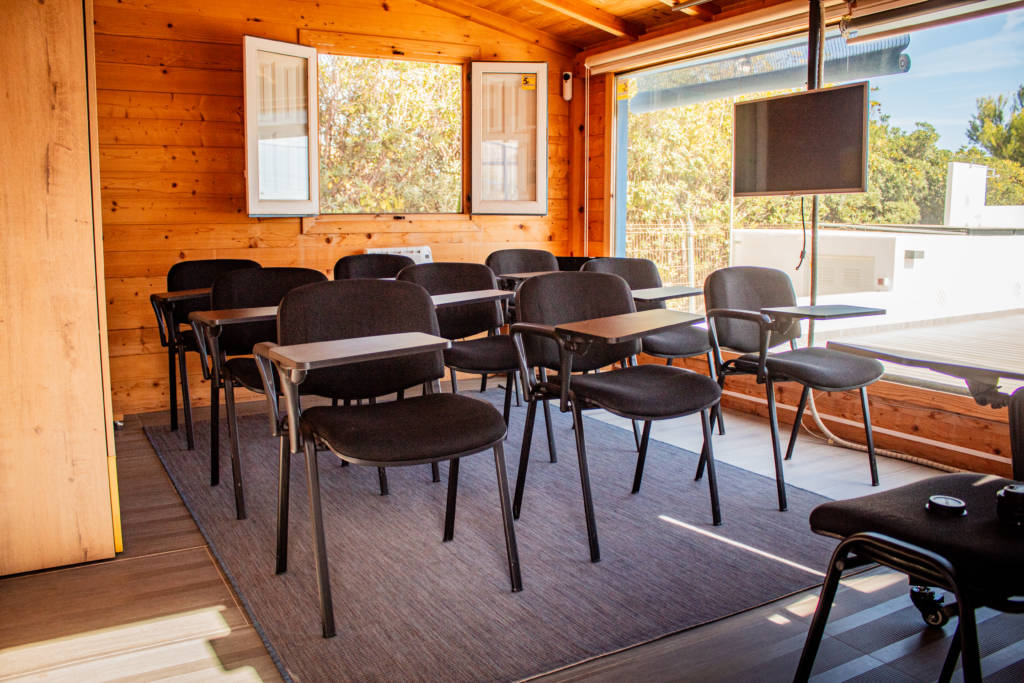 Formación en inteligencia artificial para empresas en sala interior